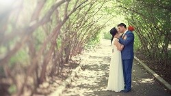 How to spend smart for your dream wedding new wed couple kissing