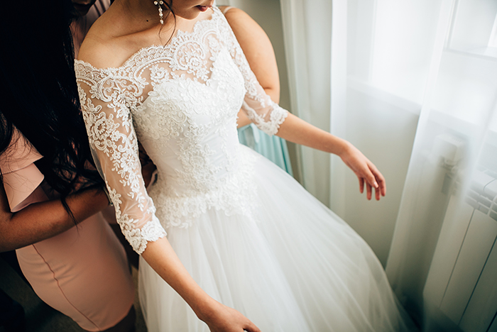 6 ways to save money on a wedding dress