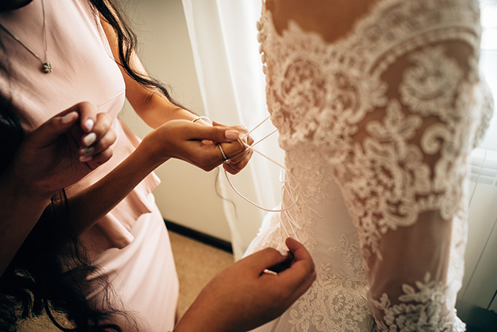 6 ways to save money on a wedding dress