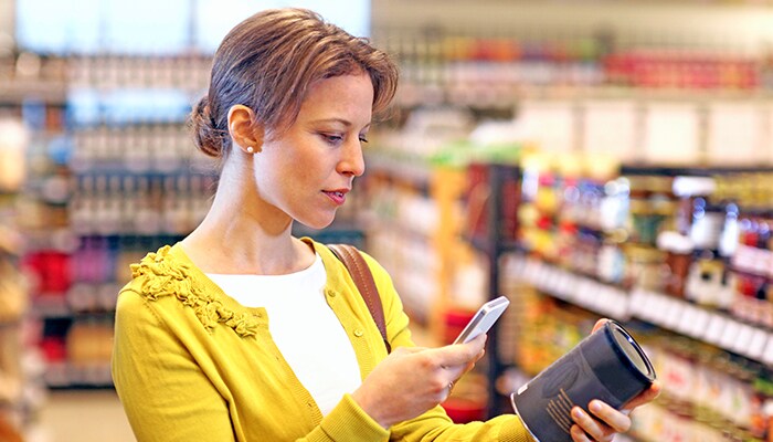 Six Ways Technology is Making You a Smarter Shopper woman shopping in grocery store