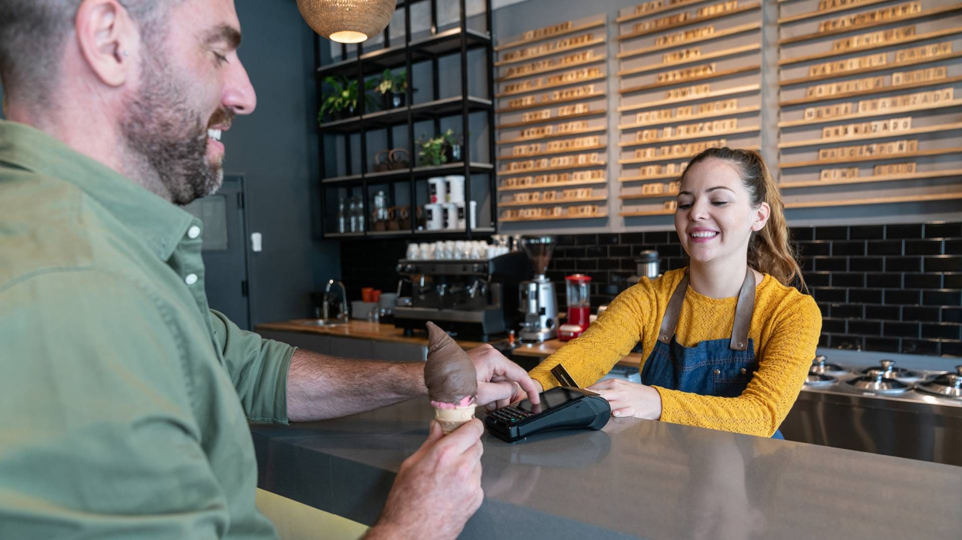 How can I use someone else’s credit card legally? Leia aqui Can someone use my credit card with